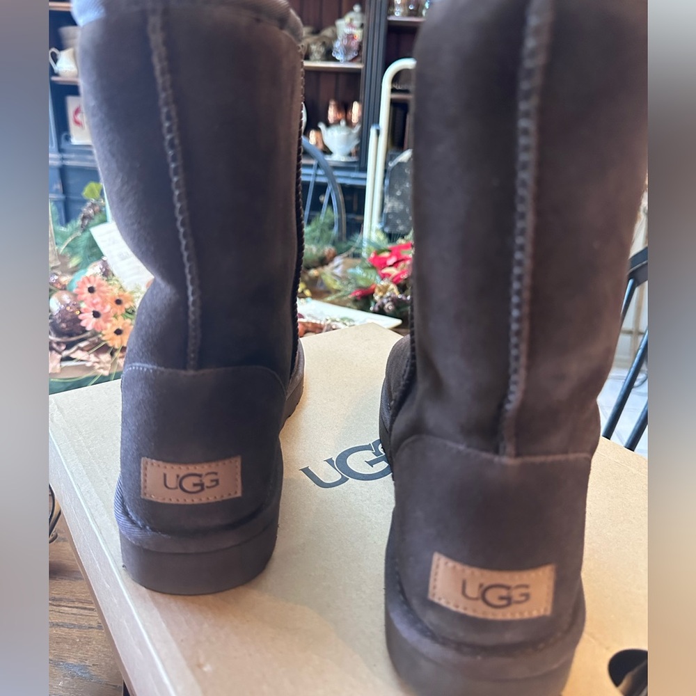 UGG Classic Short Chocolate  size 10